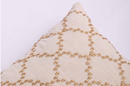 Fodera per cuscino decorativo in lino Dobby con filo dorato ricamato.